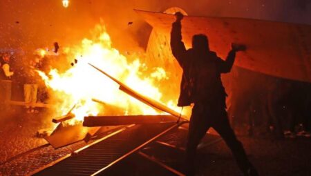 Fransa’da sokaklar yangın yeri! Protestocular belediye binasını ateşe verdi